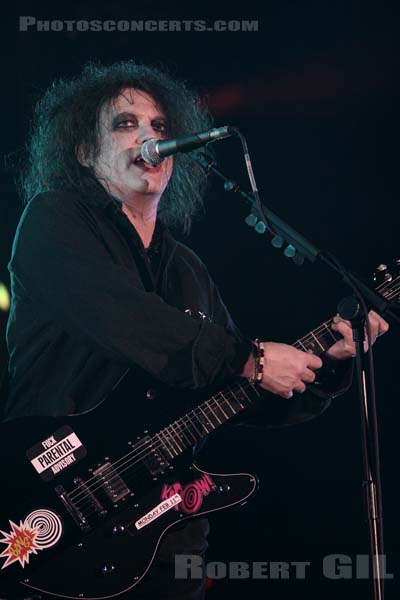 THE CURE - 2008-03-12 - PARIS - Bercy - Robert James Smith